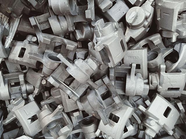 तन्य लौह कास्टिंग में कार्बन सामग्री क्या है?